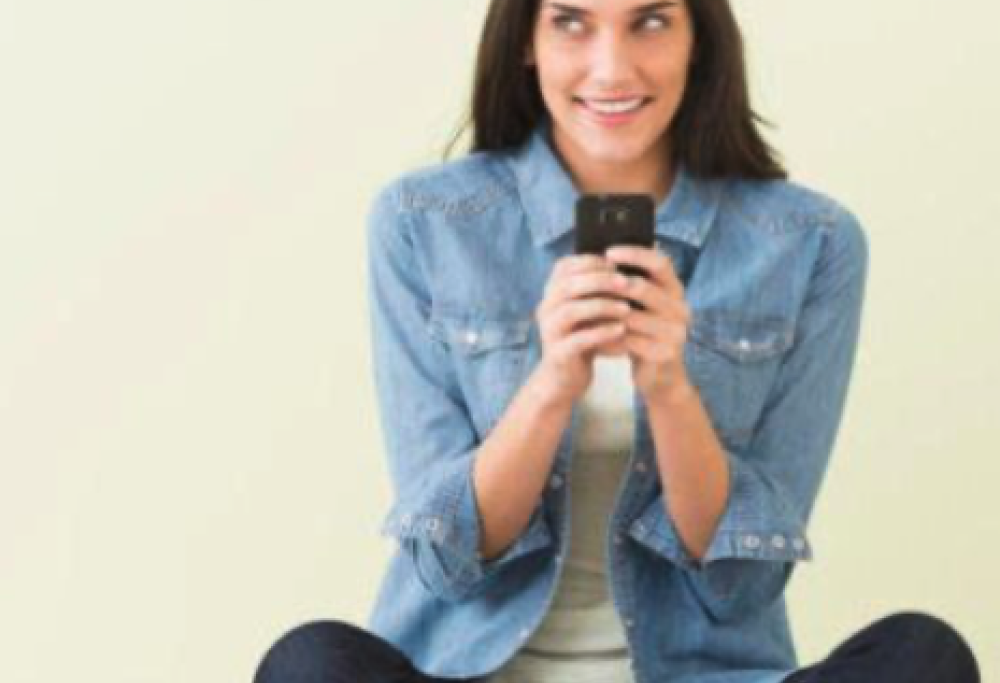 Spiare le chat su whatsapp del partner è reato