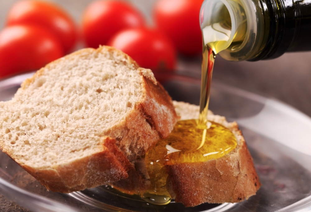 Pane e olio ai bambini che non pagano la mensa