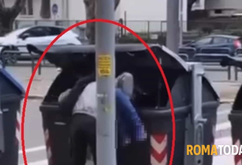 Gettano una donna in un cassonetto per i like sui social