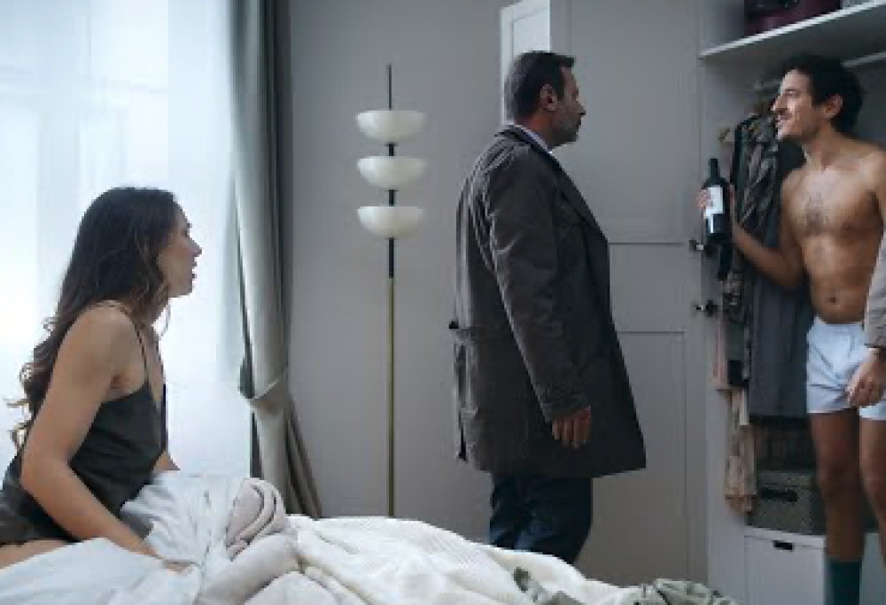 Scopre l’amante della moglie nell’armadio