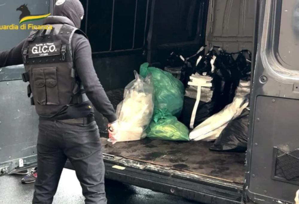 Esce per funghi e trova un kg di cocaina