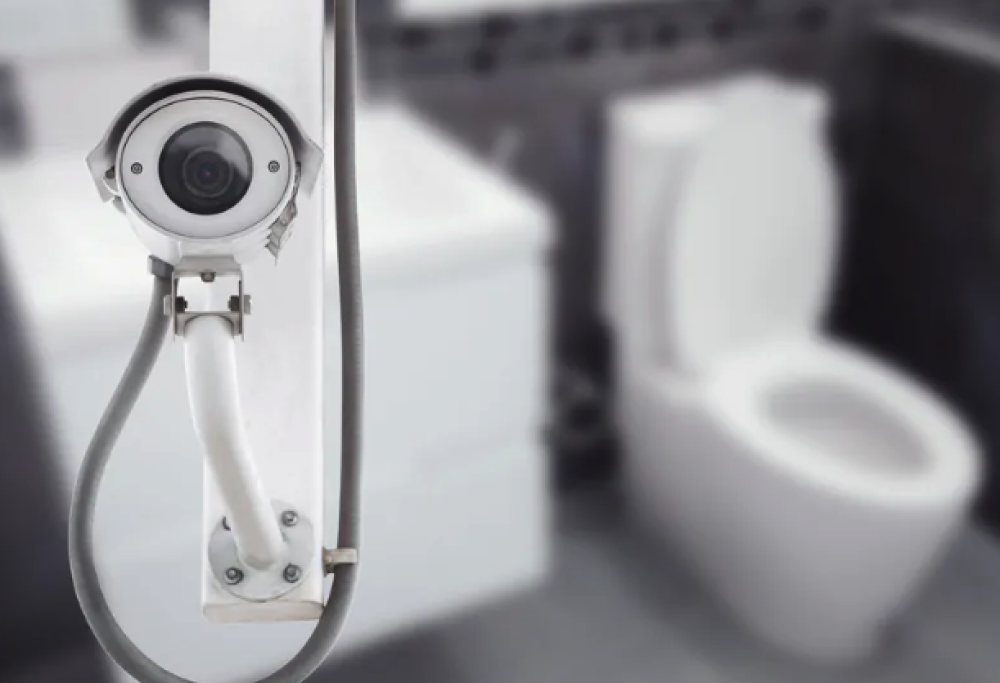 Azienda filma i dipendenti in bagno