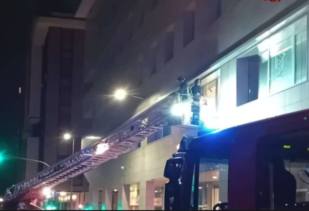 A fine lezione va in bagno e rimane chiusa nella scuola