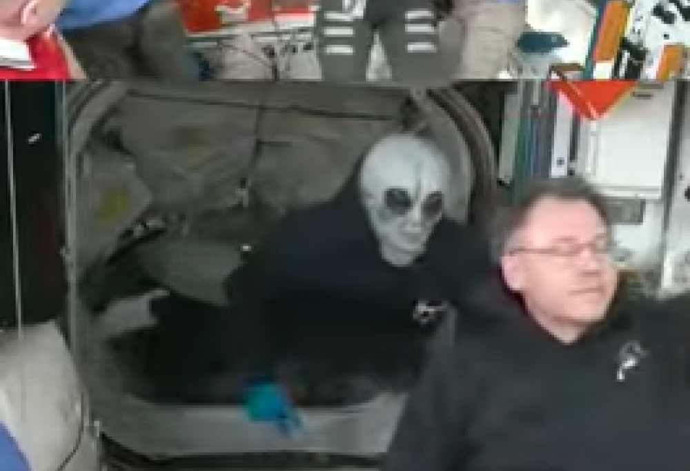 Spunta un alieno sulla ISS