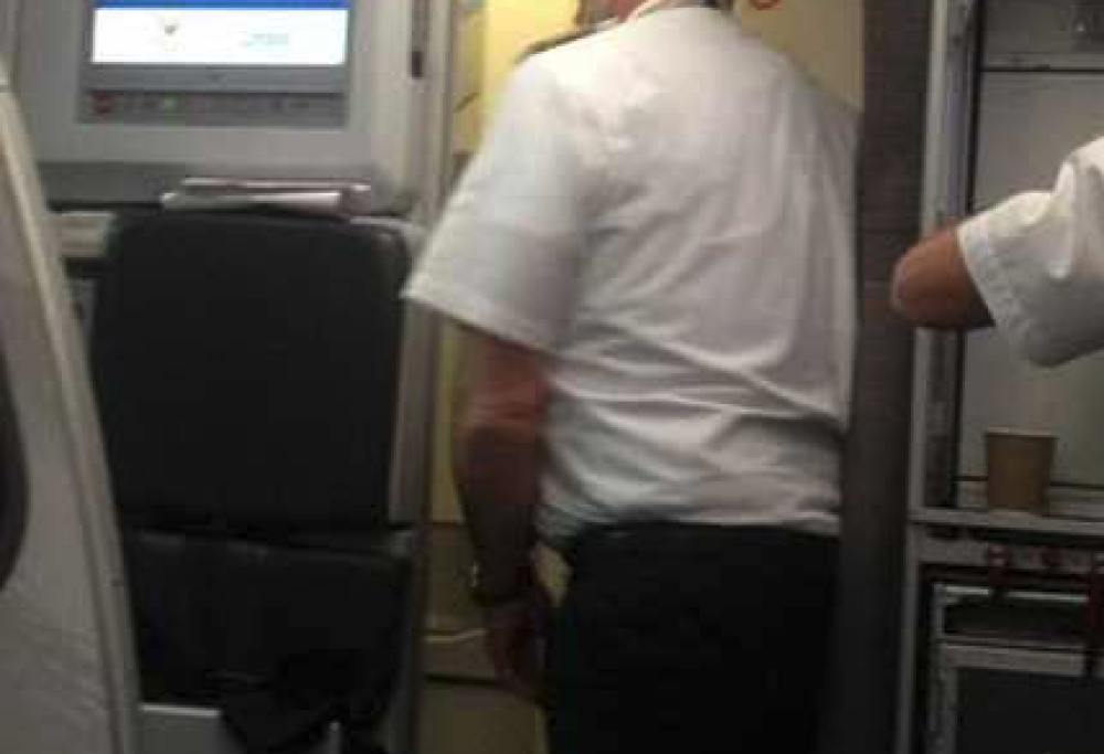 Troppo tempo in bagno, passeggero trascinato fuori dal pilota