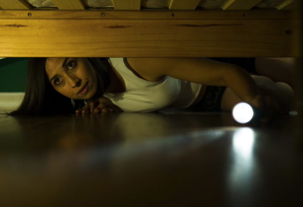 Controlla sotto al letto del bambino e ci trova un uomo