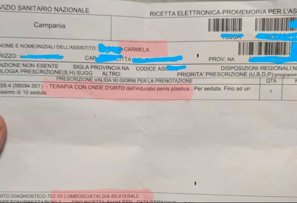 Signora ha il mal di schiena, il medico le prescrive una terapia per il pene curvo