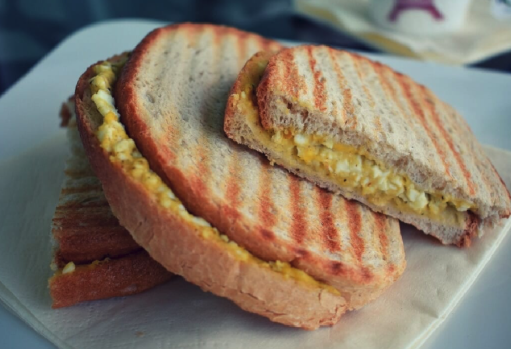 Spalma tinta per capelli sul tramezzino e rischia la morte