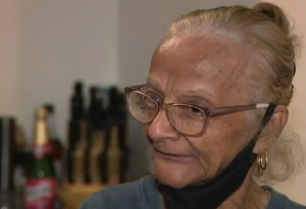 Regala una giacca ma dentro c’era il biglietto vincente della lotteria