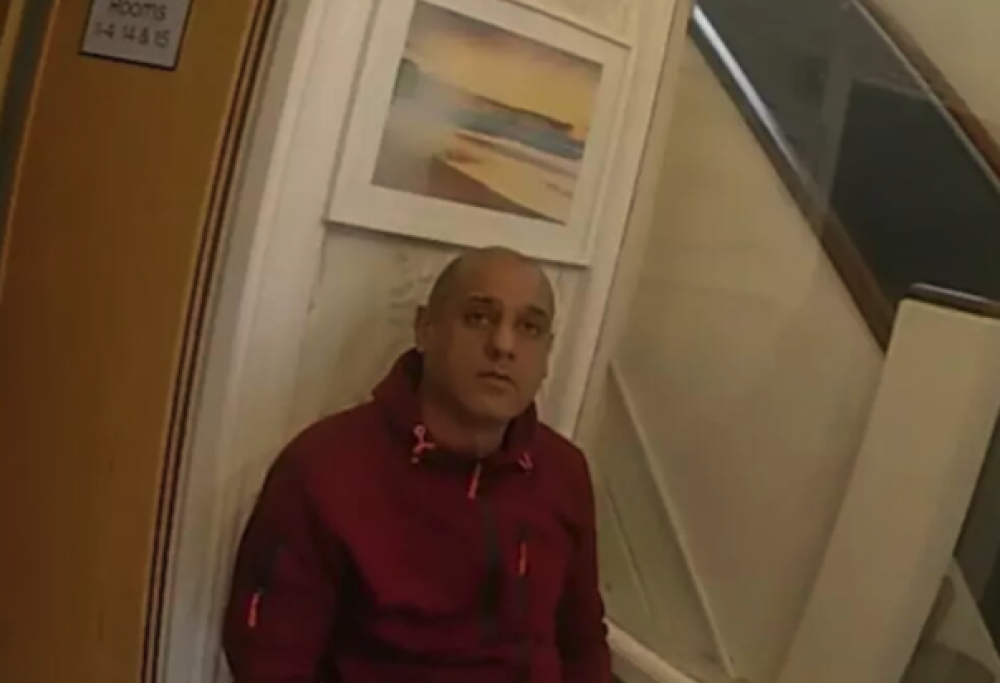 Dipendente di hotel leccava i piedi alle clienti mentre dormivano