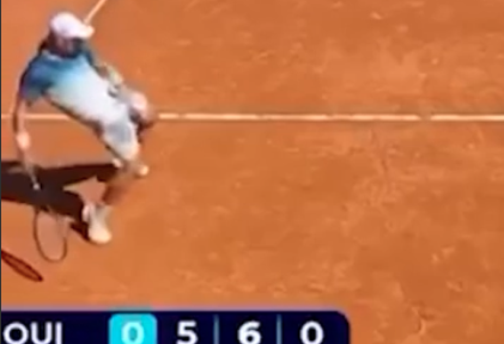 Tennista russo impazzisce e fa gesti osceni