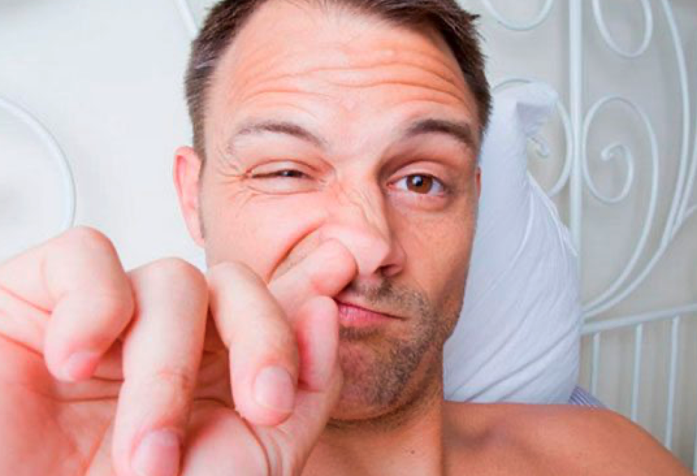 Si rompe arteria del naso a forza di scaccolarsi