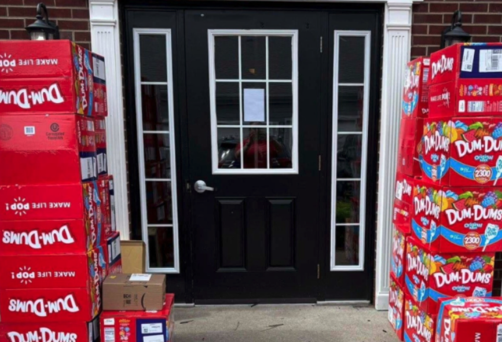 Bambino compra su Amazon 70mila lecca lecca