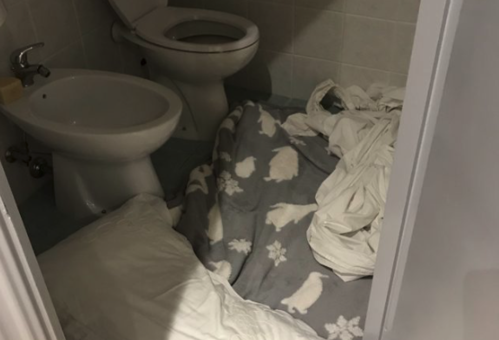 Per risparmiare vive nel bagno aziendale