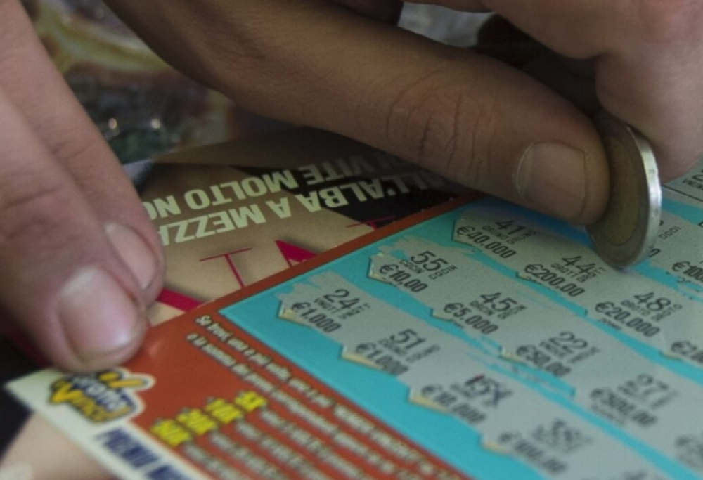 Vince un milione e mezzo e resta impassibile