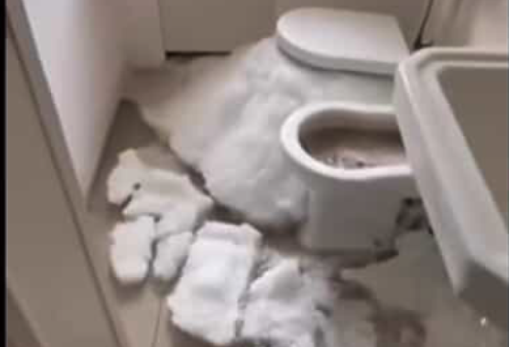 Dal wc esce grandine