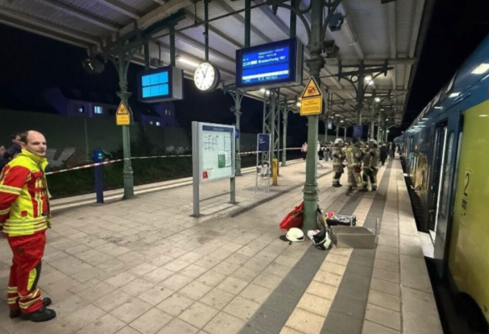 Per recuperare gli auricolari resta incastrato tra i sedili del treno