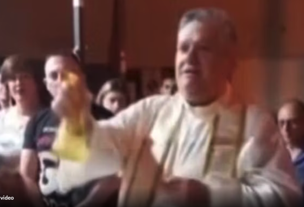 Parroco benedice con lo spruzzino