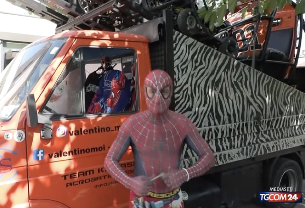 A Faenza c’è l’Uomo Ragno che aiuta gli anziani