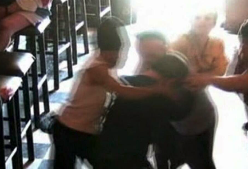 Ci prova con la cameriera, ma il fidanzato era nel ristorante