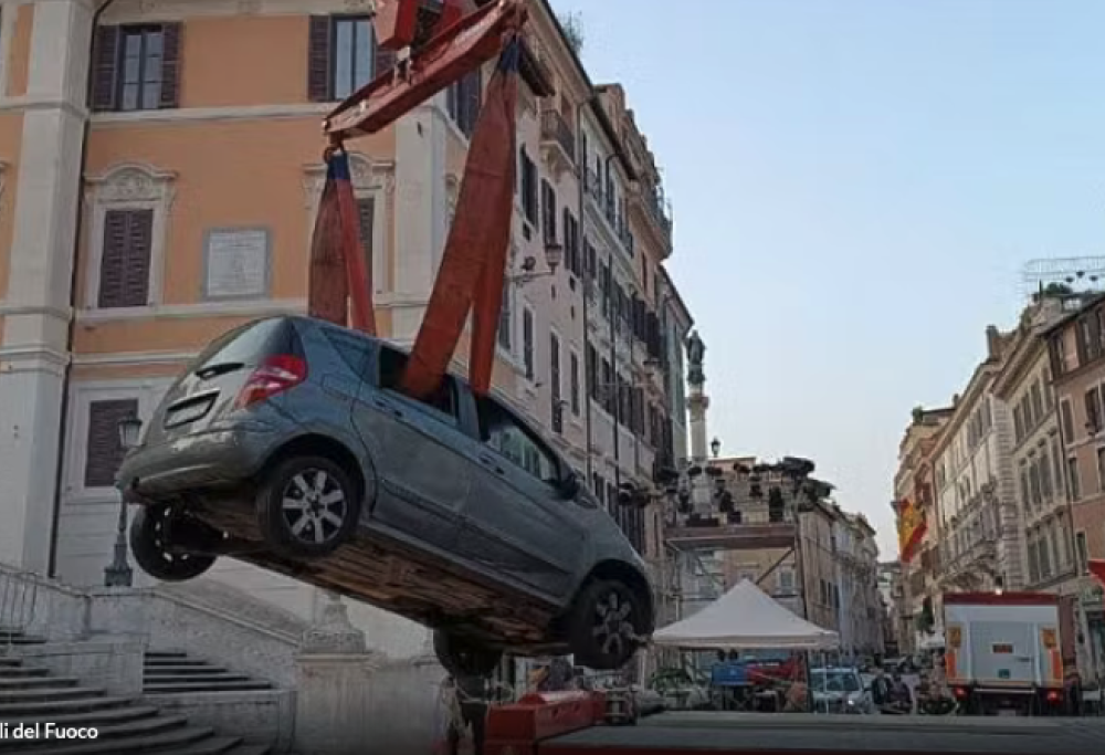 Trinità dei Monti, 80enne in auto sulla scalinata