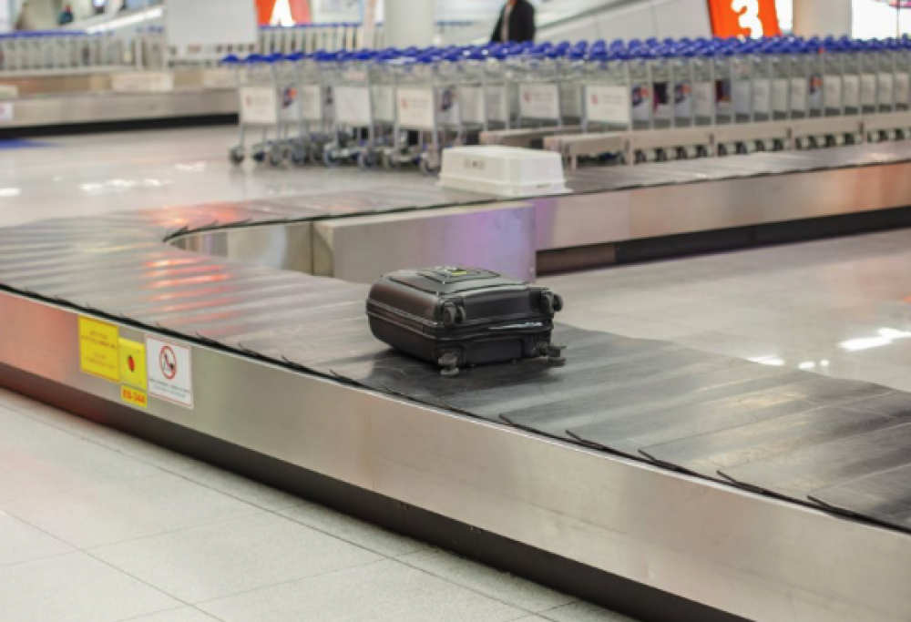 Mangiano caramelle da una valigia e si sentono male