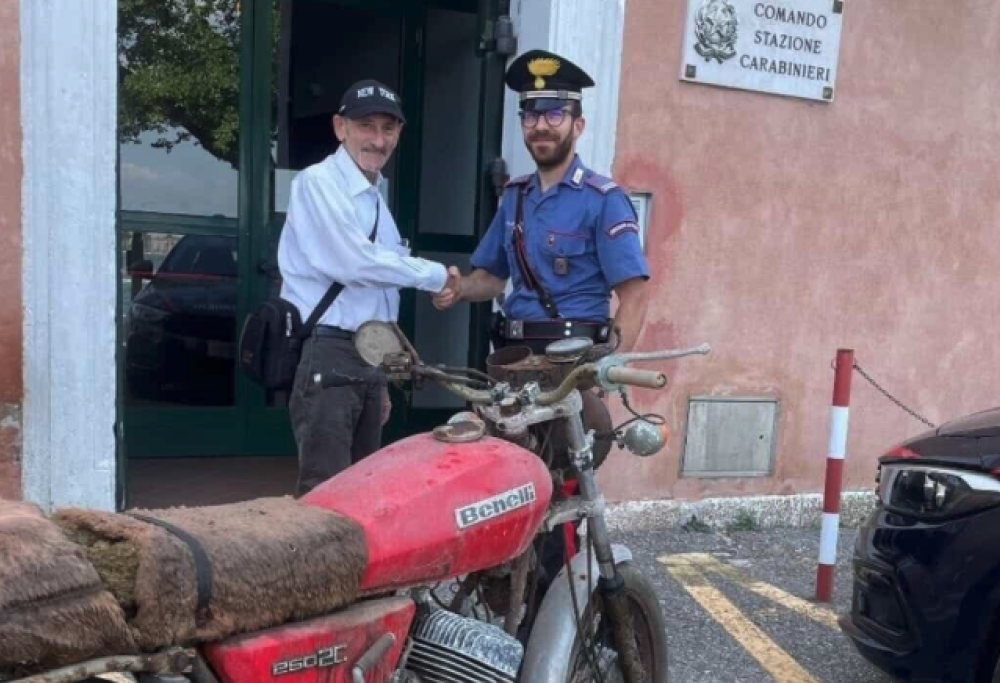 Gli restituiscono la moto rubata nel 1989