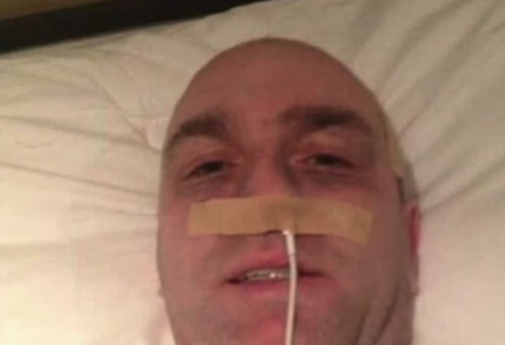 Fingeva il cancro con il cavo dell’iPhone come sondino