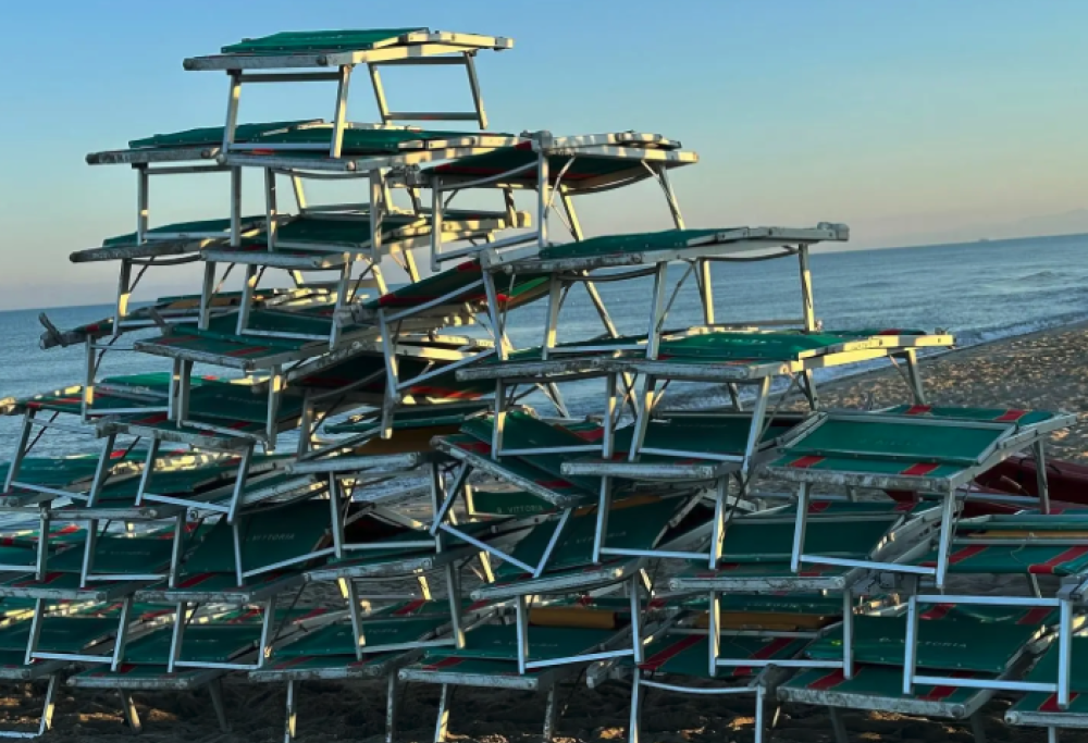 Stabilimenti balneari distrutti dai maranza