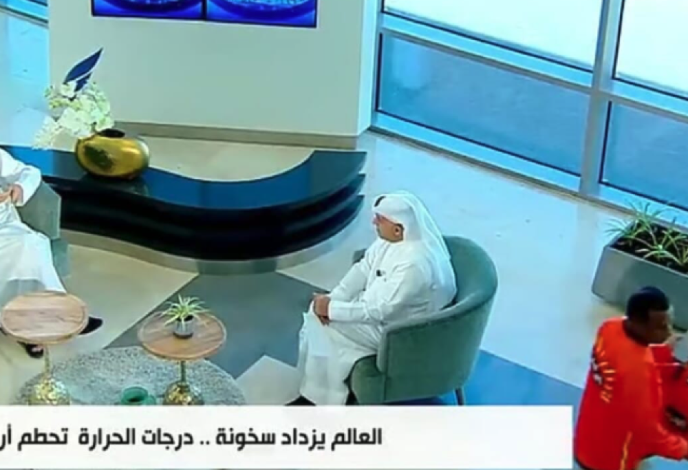 Fattorino consegna il cibo durante diretta tv