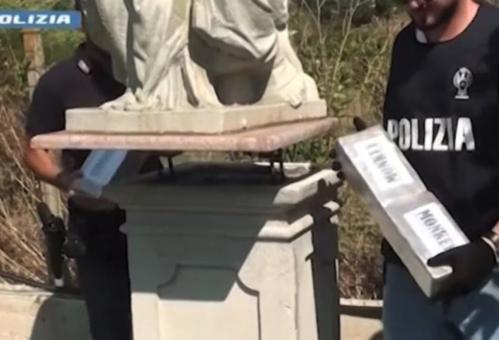 Nasconde 30kg di cocaina sotto a una statua