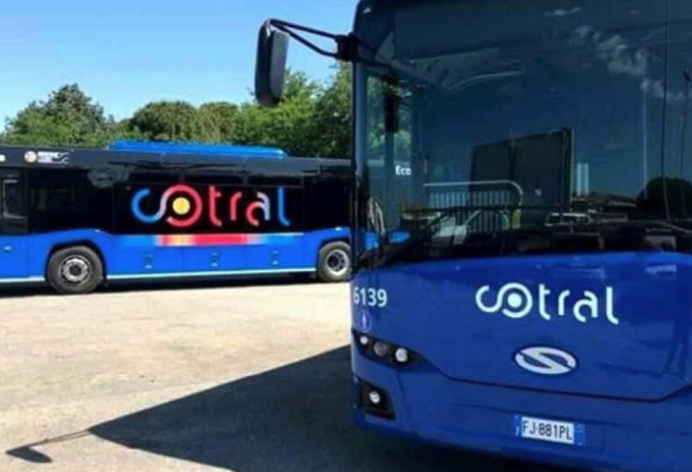 Sequestra un autobus per farsi portare al mare