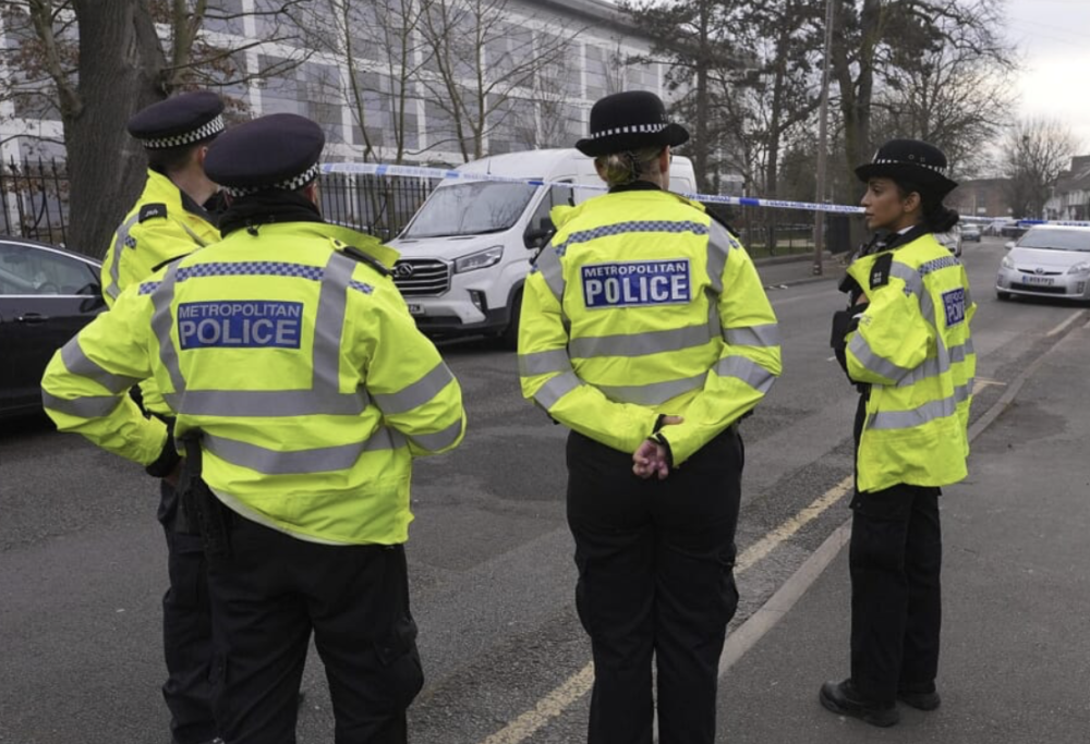 Polizia di Londra, le divise schiacciano testicoli e seni