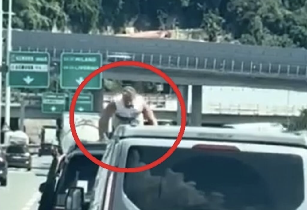 Fa le flessioni sull’auto in movimento