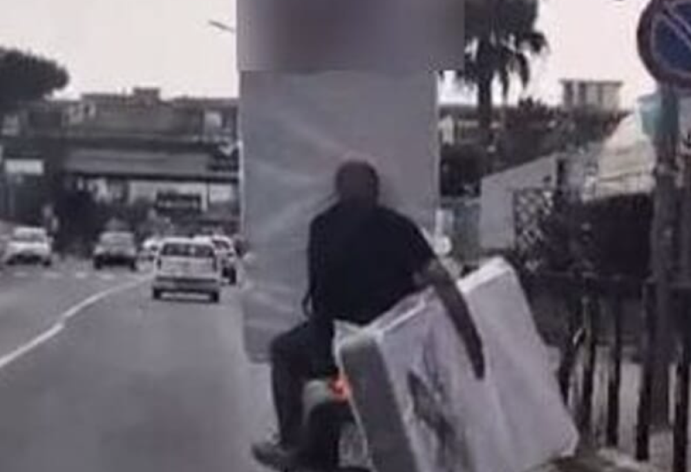 Trasporta i materassi con lo scooter