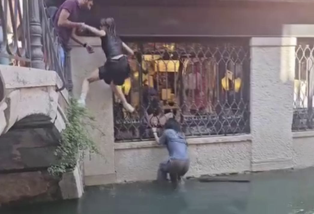 Si scattano un selfie ma la gondola si ribalta