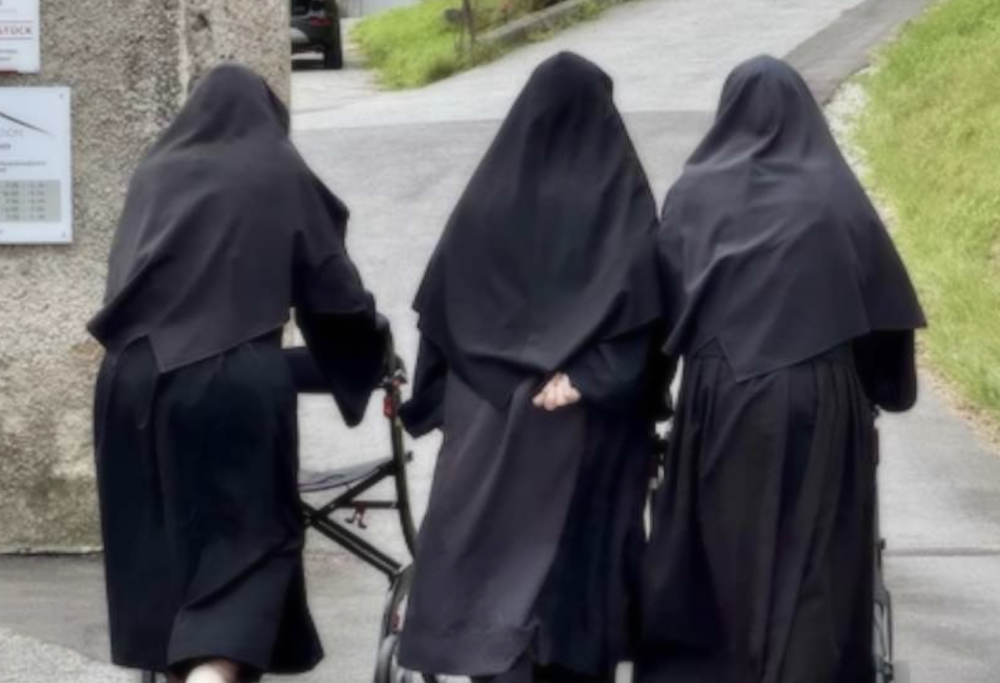 Tre suore in fuga dalla casa di riposo