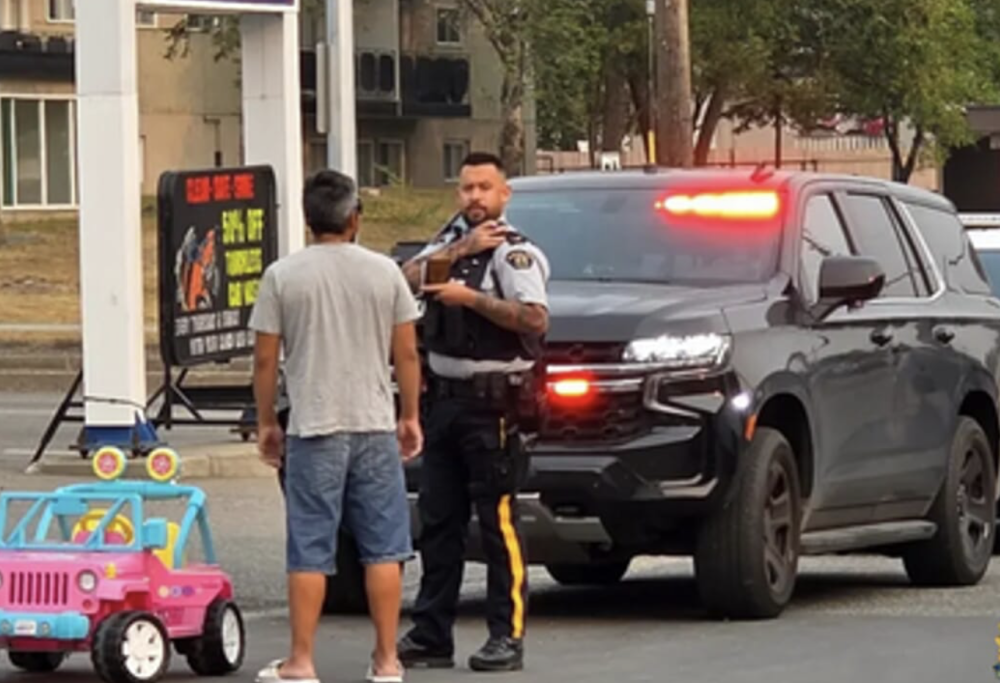 Ubriaco al volante della jeep della Barbie