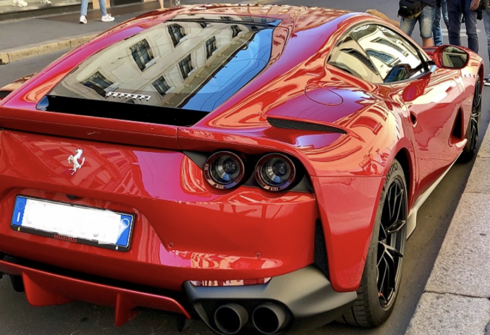 Sgasa con la Ferrari in centro e il vigile si complimenta