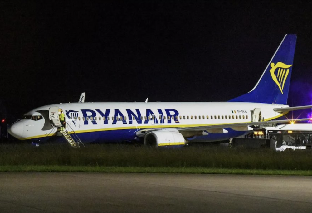 Passeggeri Ryanair strappano a morsi i loro passaporti