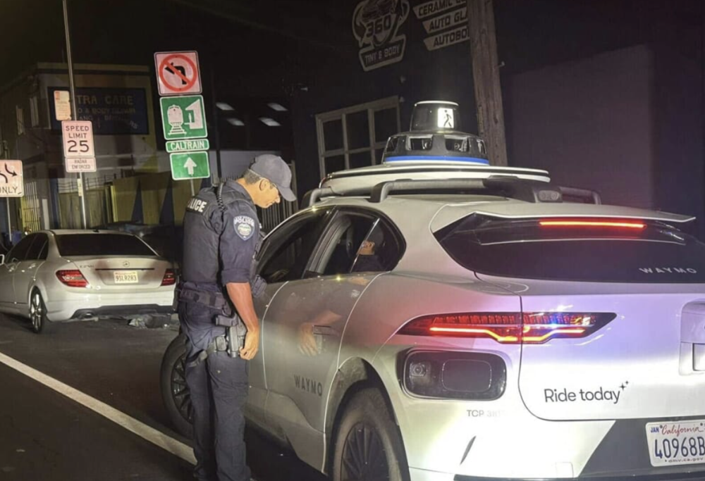 Polizia ferma un’auto ma a bordo non c’è nessuno