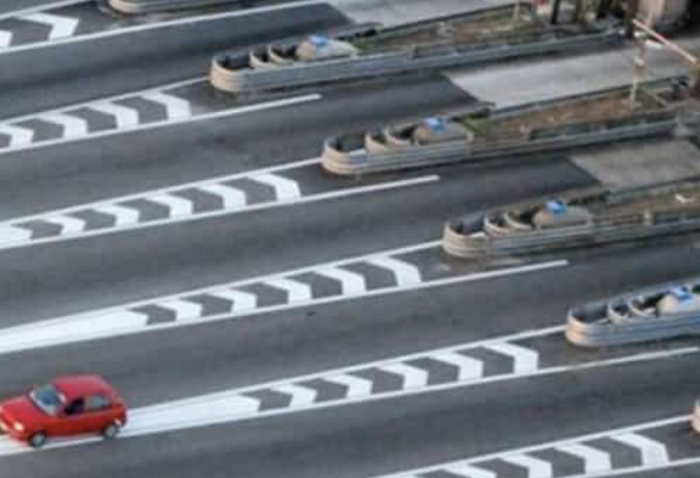 Scende per pagare il pedaggio e l’auto riparte da sola