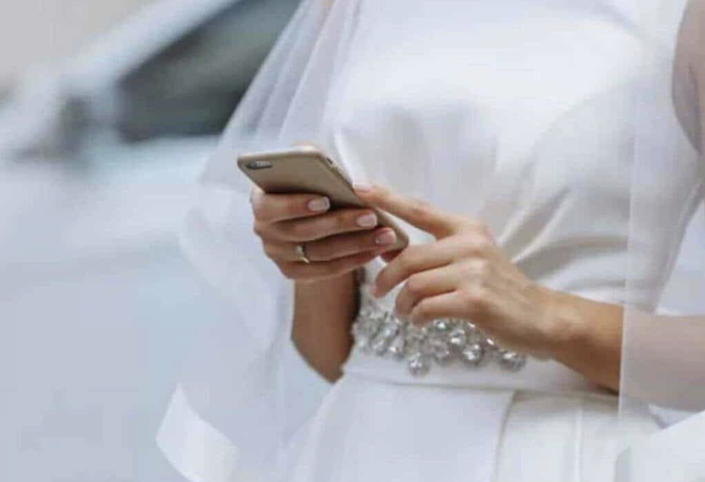 Legge sull’altare i messaggi hot dello sposo con la sua amante