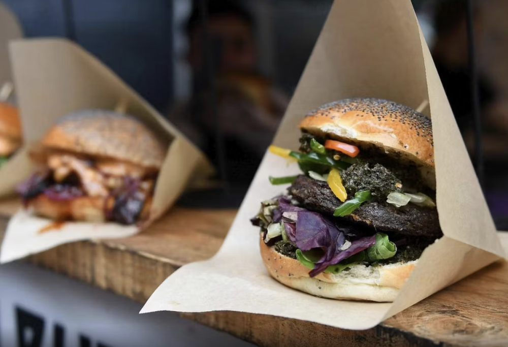 Vietato chiamarli veggie burger o salsiccia di tofu