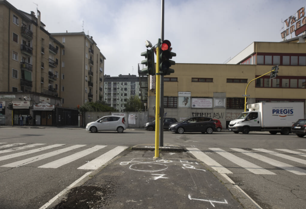 Lumaca manda in tilt un semaforo