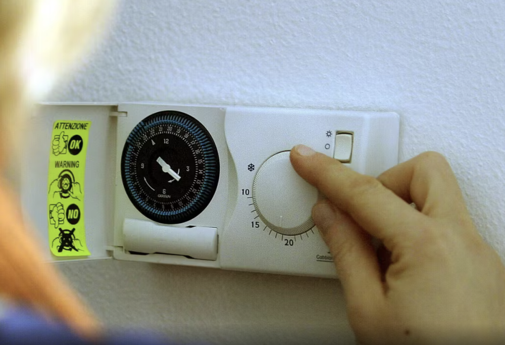 Italiani freddolosi, il 16% alza il riscaldamento di nascosto