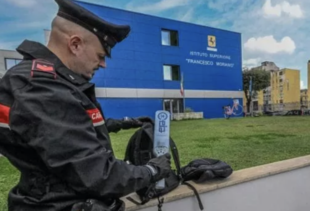 Napoli, arriva il metal detector nelle scuole