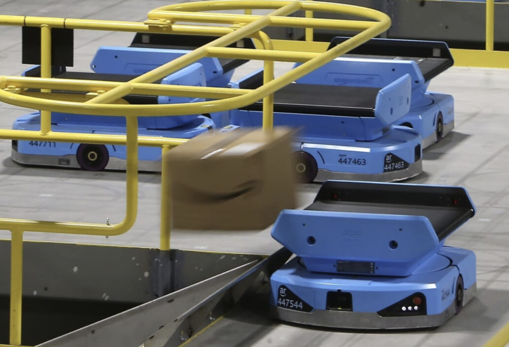 Amazon pronta a sostituire dipendenti con robot