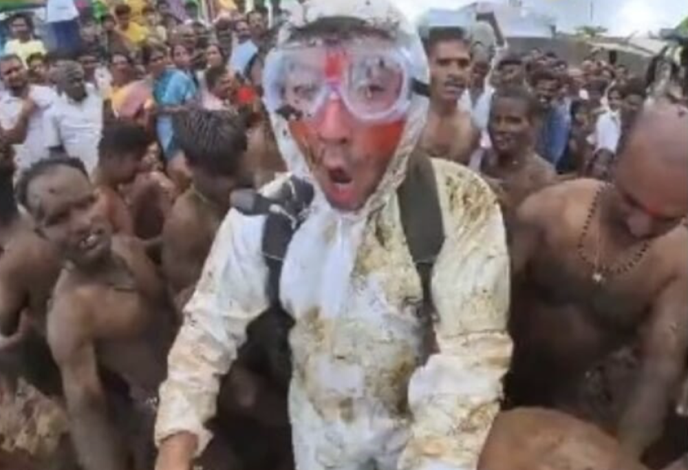 Il Festival dove ci si lancia la cacca