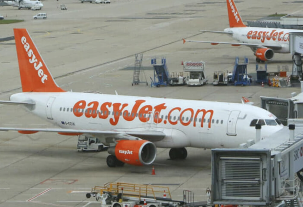 Scatta una foto all’aereo e non lo fanno salire